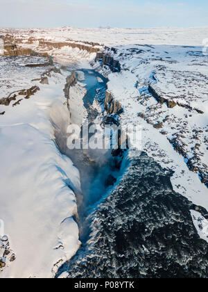 Vista aerea, paesaggio innevato, gorge, canyon con la caduta di masse d'acqua, Dettifoss cascata in inverno, Nord Islanda Islanda Foto Stock