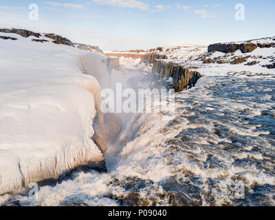 Vista aerea, paesaggio innevato, gorge, canyon con la caduta di masse d'acqua, Dettifoss cascata in inverno, Nord Islanda Islanda Foto Stock