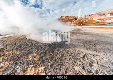 La cottura a vapore hot springs, area geotermale Hverarönd, anche Hverir o Namaskard, Nord Islanda Islanda Foto Stock