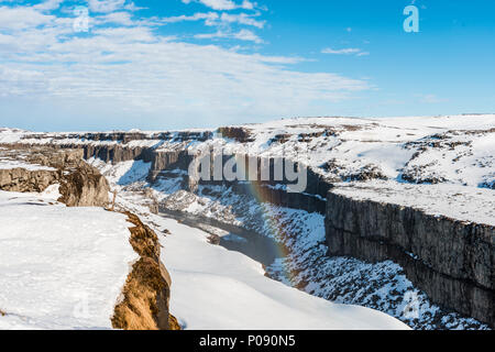 Paesaggio Innevato, canyon con il fiume Jökulsá á Fjöllum, vicino alla cascata di Dettifoss in inverno, gorge, Nord Islanda Islanda Foto Stock