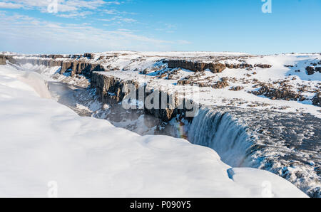 Paesaggio Innevato, gorge, canyon con la caduta di masse d'acqua, Dettifoss cascata in inverno, Nord Islanda Islanda Foto Stock