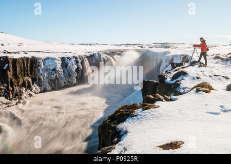 Fotografare l'uomo a bordo della cascata di Selfoss in inverno, gorge, Nord Islanda Islanda Foto Stock