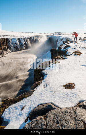 Fotografare l'uomo a bordo della cascata di Selfoss in inverno, gorge, Nord Islanda Islanda Foto Stock