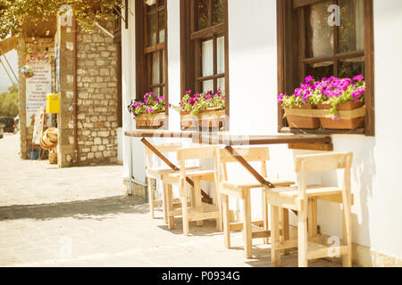 BERAT, ALBANIA - Giugno 2018: Accogliente street cafe nella città storica di Berat, architettura ottomana in Albania, Sito Patrimonio Mondiale dell'Unesco. Foto Stock