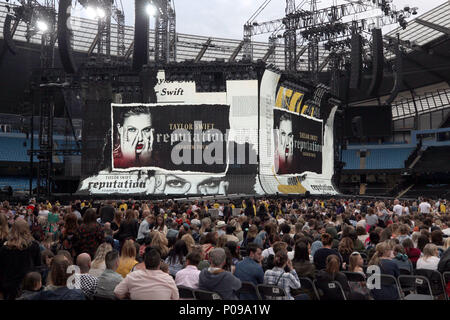 Solo uso editoriale la folla si riuniscono per guardare Taylor Swift sul palco come lei apre la reputazione stadium tour presso il Eitihad Stadium e Manchester. Foto Stock