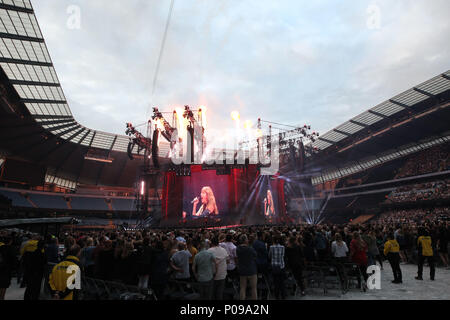 Solo uso editoriale la folla si riuniscono per guardare Taylor Swift sul palco come lei apre la reputazione stadium tour presso il Eitihad Stadium e Manchester. Foto Stock