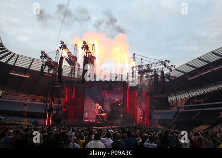 Solo uso editoriale la folla si riuniscono per guardare Taylor Swift sul palco come lei apre la reputazione stadium tour presso il Eitihad Stadium e Manchester. Foto Stock