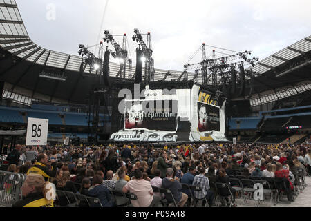 Solo uso editoriale la folla si riuniscono per guardare Taylor Swift sul palco come lei apre la reputazione stadium tour presso il Eitihad Stadium e Manchester. Foto Stock