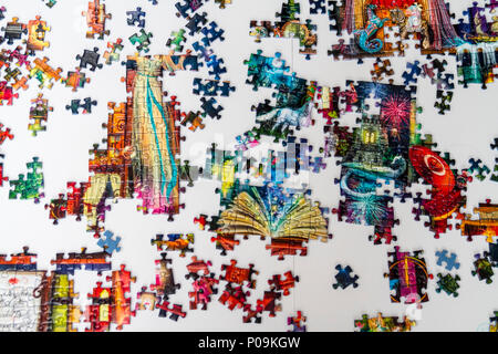 Grande 1000 Piece Jigsaw pezzi di un puzzle, multi colore, educativo colorato divertimento per tutta la famiglia Foto Stock