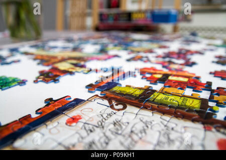 Grande 1000 Piece Jigsaw pezzi di un puzzle, multi colore, educativo colorato divertimento per tutta la famiglia Foto Stock