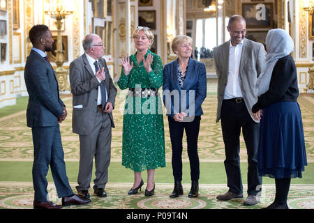 Destinatari del Queen's Birthday Honours elenco, (da sinistra a destra) Jermain Defoe, John Davies, Jo Malone, Kathleen Moore, Thomas Ilube e Akeela Ahmed a Lancaster House, Londra. Foto Stock