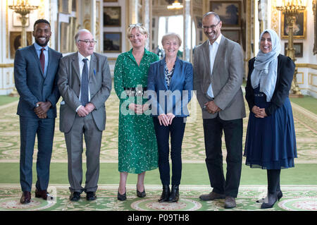 Destinatari del Queen's Birthday Honours elenco, (da sinistra a destra) Jermain Defoe, John Davies, Jo Malone, Kathleen Moore, Thomas Ilube e Akeela Ahmed a Lancaster House, Londra. Foto Stock