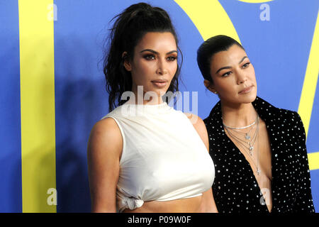 Kim Kardashian e sua sorella Kourtney Kardashian frequentando il CFDA Fashion Awards 2018 al Brooklyn Museum il 4 giugno 2018 a New York City. Foto Stock