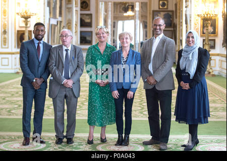 Destinatari del Queen's Birthday Honours elenco, (da sinistra a destra) Jermain Defoe, John Davies, Jo Malone, Kathleen Moore, Thomas Ilube e Akeela Ahmed a Lancaster House, Londra. Foto Stock