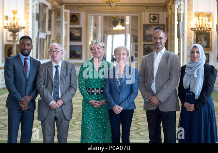 Destinatari del Queen's Birthday Honours elenco, (da sinistra a destra) Jermain Defoe, John Davies, Jo Malone, Kathleen Moore, Thomas Ilube e Akeela Ahmed a Lancaster House, Londra. Foto Stock