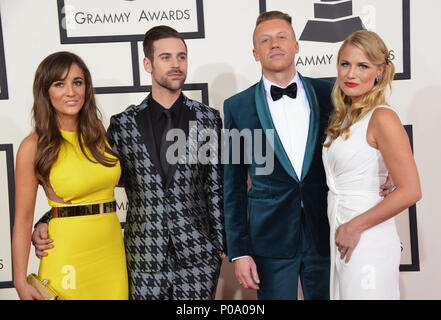 Macklemore e mogli di arrivare al 56th Annual Grammy Awards 2014 presso il centro di fiocco in Los Angeles.Macklemore e mogli 546 evento nella vita di Hollywood - California, tappeto rosso Evento, STATI UNITI D'AMERICA, industria cinematografica, celebrità, fotografia, Bestof, arte cultura e intrattenimento, Topix celebrità moda, migliori della vita di Hollywood, evento nella vita di Hollywood - California, moquette rossa e dietro le quinte, ,arti della cultura e del divertimento, fotografia, inchiesta tsuni@Gamma-USA.com , Musica celebrità, musicista, Music Group, 2014 Foto Stock