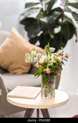 Bouquet di fiori in vaso sulla tavola in un ufficio moderno Foto Stock