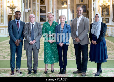 Destinatari del Queen's Birthday Honours elenco, (da sinistra a destra) Jermain Defoe, John Davies, Jo Malone, Kathleen Moore, Thomas Ilube e Akeela Ahmed a Lancaster House, Londra. Foto Stock