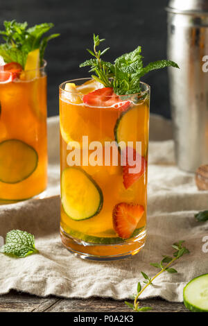 Dolce Pimms rinfrescanti cocktail di coppa con frutta e menta Foto Stock