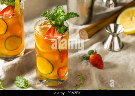 Dolce Pimms rinfrescanti cocktail di coppa con frutta e menta Foto Stock