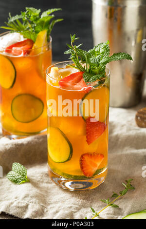 Dolce Pimms rinfrescanti cocktail di coppa con frutta e menta Foto Stock