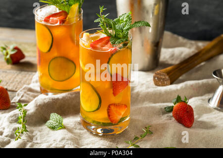 Dolce Pimms rinfrescanti cocktail di coppa con frutta e menta Foto Stock