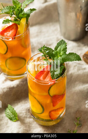 Dolce Pimms rinfrescanti cocktail di coppa con frutta e menta Foto Stock