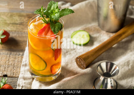 Dolce Pimms rinfrescanti cocktail di coppa con frutta e menta Foto Stock