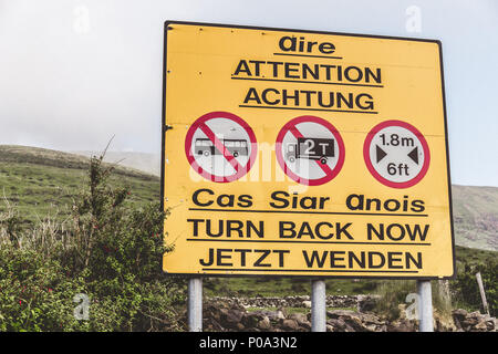 Giugno 5th, 2018, Conor Pass, Irlanda - segnale di avvertimento per indicare le lunghe e pesanti veicoli presso la strada panoramica per Conor Pass nella contea di Kerry, Irlanda Foto Stock