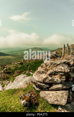 Una nuvola che scende dalla montagna e che copre la strada panoramica per Conor Pass nella contea di Kerry, Irlanda Foto Stock
