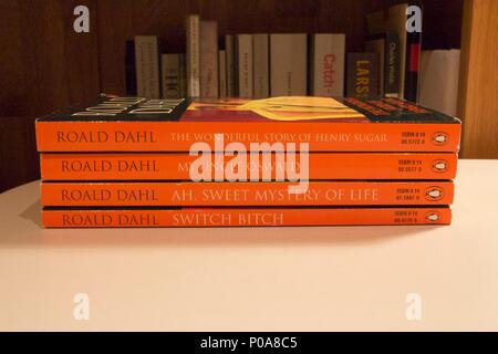 Una raccolta di 4 disposti impilati Roald Dahl adulto i libri di narrativa Foto Stock