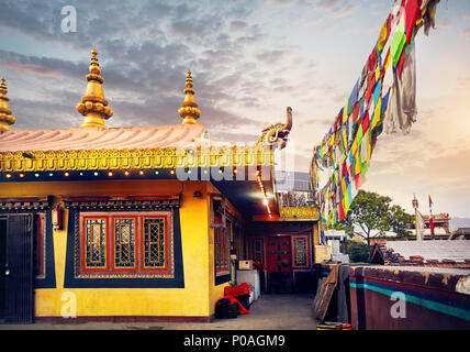 Monastero Buddista padiglione In Bodnath grande complesso buddista con Golden Dragon e bandiere di preghiera in Kathmandu Foto Stock
