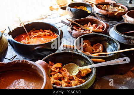 Tradizionale cibo brasiliano off la rgion off Minas Gerais essendo preparato in pentole di creta e nel vecchio e popolare la stufa a legna Foto Stock