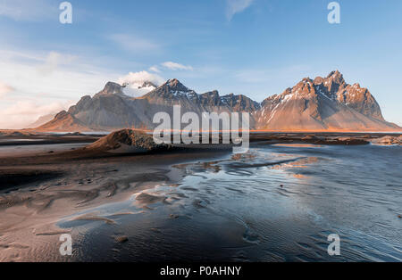 Atmosfera serale presso la spiaggia di lava, spiaggia di sabbia nera, montagne Klifatindur, Eystrahorn e Kambhorn, Stokksnes operazioni automatiche di fine campo Foto Stock