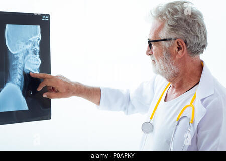 Senior medico cercando la testa del paziente mento e osso del collo il film x-ray Foto Stock