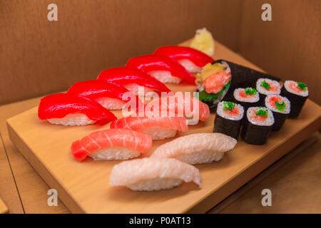 Sushi Set Mix fake del cibo giapponese su legno di bambù campione del display in Giappone Foto Stock