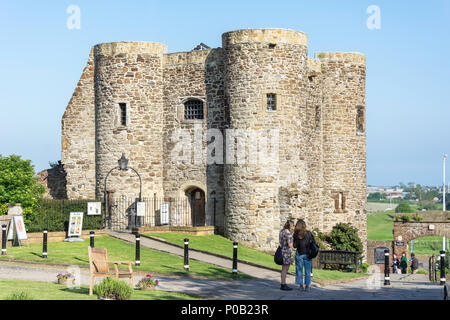 Il XIV secolo Ypres Tower e il Museo di piazza Chiesa, segale, East Sussex, England, Regno Unito Foto Stock