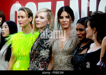 Awkwafina, Sarah Paulson, Cate Blanchett, Sandra Bullock, Mindy Kaling e Helena Bonham Carter che frequentano la prima mondiale di "Ocean 8' a Alice Tully Hall presso il Lincoln Center il 5 giugno 2018 a New York City. Foto Stock