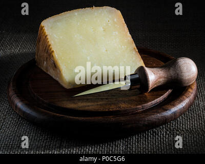 Pecorino formaggio calabres sul piatto di legno con Coltello per formaggio Foto Stock