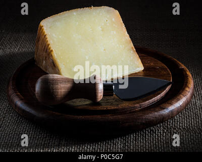 Pecorino formaggio calabres sul piatto di legno con Coltello per formaggio Foto Stock