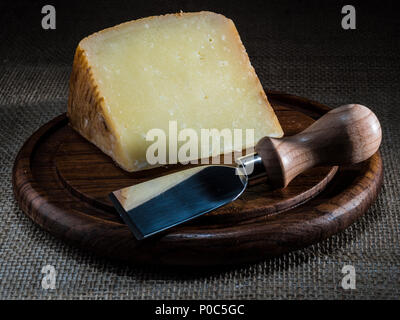 Pecorino formaggio calabres sul piatto di legno con Coltello per formaggio Foto Stock