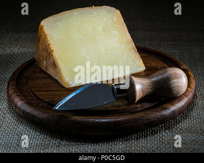 Pecorino formaggio calabres sul piatto di legno con Coltello per formaggio Foto Stock