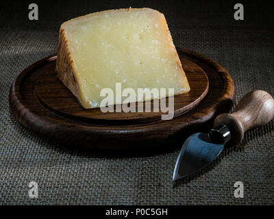 Pecorino formaggio calabres sul piatto di legno con Coltello per formaggio Foto Stock