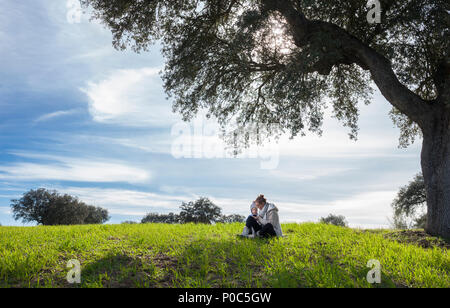 Madre utilizza smartphone con suo figlio invece di godere la natura. Telefono cellulare dipendenza guai concept Foto Stock