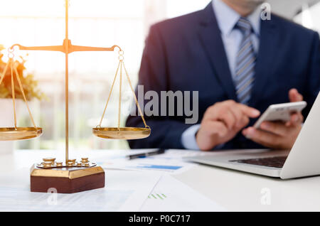 Simbolo di giustizia scale di peso sul tavolo. Attorney lavorando in ufficio. Legge avvocato giudice della Corte di giustizia la normativa giuridica nozione Foto Stock