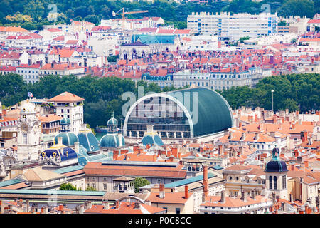 Bellissima vista del paesaggio urbano di Lione con il Municipio e il Teatro dell'Opera di tetti a giornata di sole Foto Stock