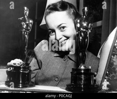 Descrizione: Olivia de Havilland con i suoi due premi Oscar per 'a ciascuno il suo' (1946) e 'l'ereditiera' (1949). Anno: 1949. Stelle: Olivia de Havilland. Foto Stock