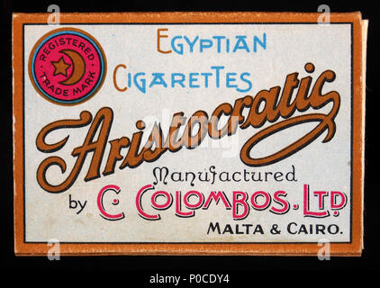 . Inglese: molto vecchia confezione di un prodotto che non è prodotta e non si vendono più. . 13 aprile 2014, 10:56:55. Alf van Beem 1 aristocratica del pacchetto di sigarette, indietro Foto Stock