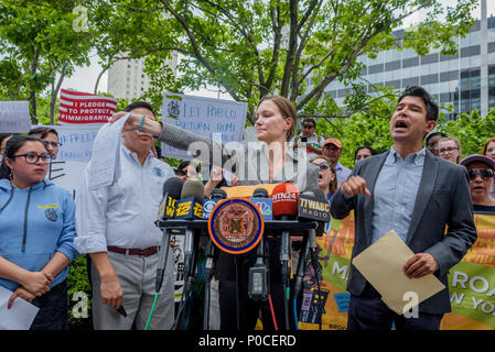 Aiuto legale società Attorney Jennifer Williams holding il moto per un soggiorno di deportazione archiviato per Pablo Villavicencio - Rendere le strade di New York i membri, il Patrocinio a spese dello Stato nella società e membro del Consiglio Carlos Menchaca terrà un rally al di fuori della Corte in materia di immigrazione a 26 Federal Plaza il 8 giugno 2018, a sostegno di un soggiorno di emergenza mozione di questo pomeriggio per Pablo Villavicencio, recentemente arrestati da immigrazione e dogane esecuzione (ghiaccio) dopo la consegna di una pizza a Fort Hamilton Army base di Brooklyn, dove una guardia di ghiaccio contattato dopo aver eseguito una verifica di fondo a Villavicencio. (Foto di Erik M Foto Stock