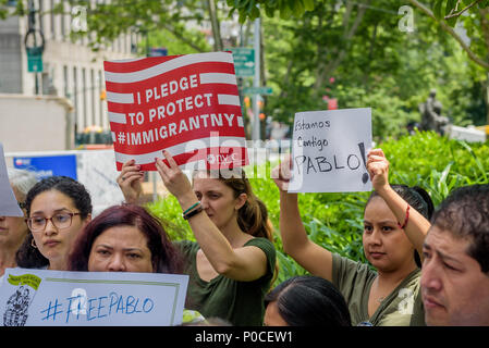 New York, Stati Uniti. Il giorno 08 Giugno, 2018. Rendere le strade di New York i membri, il Patrocinio a spese dello Stato nella società e membro del Consiglio Carlos Menchaca terrà un rally al di fuori della Corte in materia di immigrazione a 26 Federal Plaza a sostegno di un soggiorno di emergenza mozione di questo pomeriggio per Pablo Villavicencio, recentemente arrestati da immigrazione e dogane esecuzione (ghiaccio) dopo la consegna di una pizza a Fort Hamilton Army base di Brooklyn, dove una guardia di ghiaccio contattato dopo aver eseguito una verifica di fondo a Villavicencio. Credito: Erik McGregor/Pacific Press/Alamy Live News Foto Stock